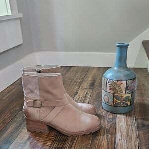 Sorel Womens Light Tan Ankle‎ Booties with Buckle Detail. Size 8.